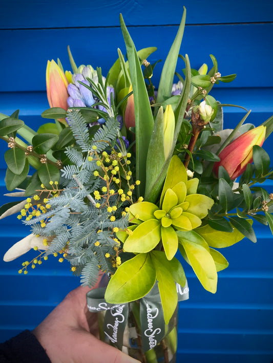 British winter seasonal flowers and foliage, Bournemouth flower subscription service